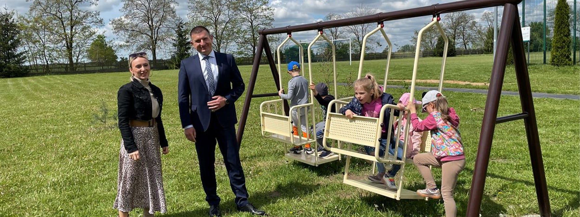 Huśtawki i kosze pełne słodyczy dla dzieci z przedszkola we Wrzącej Wielkiej