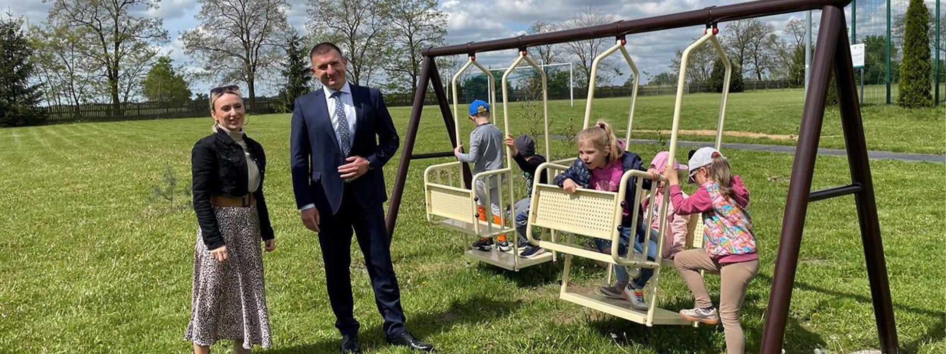 Huśtawki i kosze pełne słodyczy dla dzieci z przedszkola we Wrzącej Wielkiej 