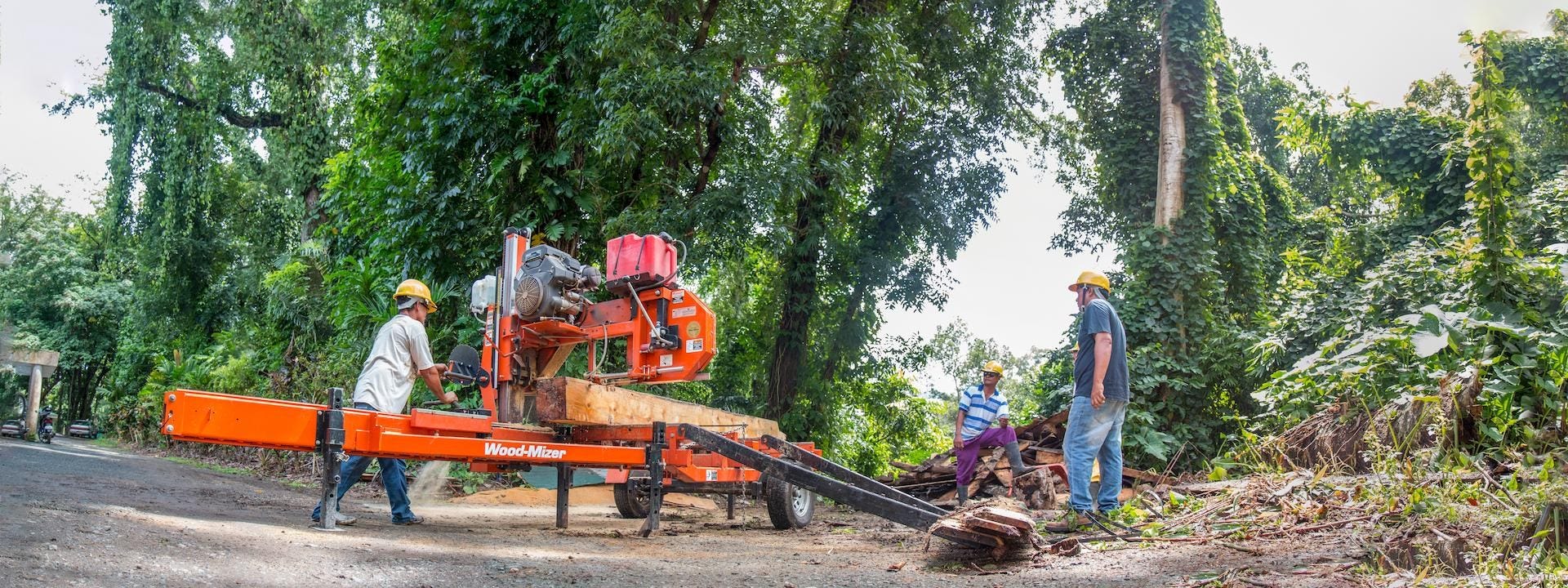 Traki Wood-Mizer pomagają przekształcić drewno z przemytu w 146 tysięcy ławek szkolnych dla dzieci