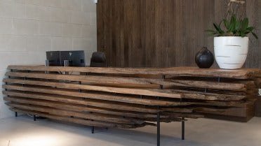 Tak powstaje unikalne biurko z cyprysu przy użyciu traka Wood-Mizer LT15WIDE
